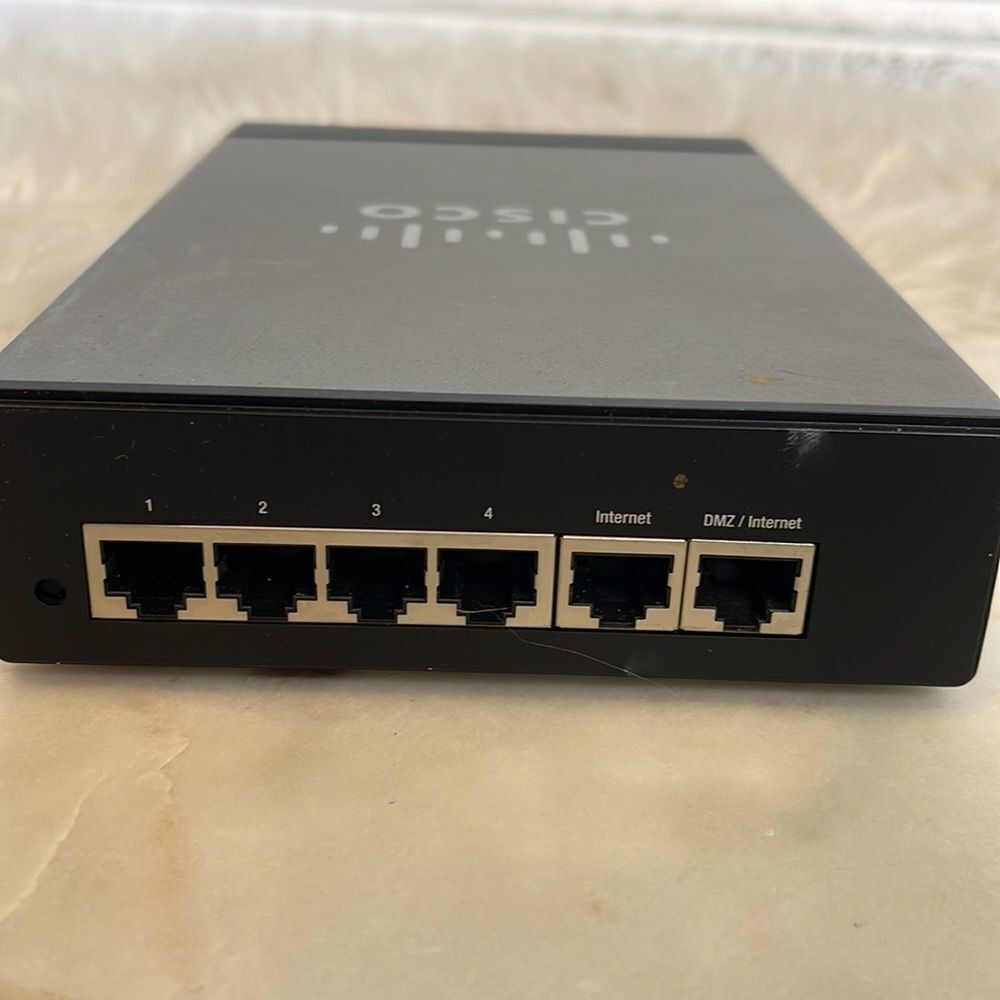 CISCO Router RV042  - Picture 3 of 5